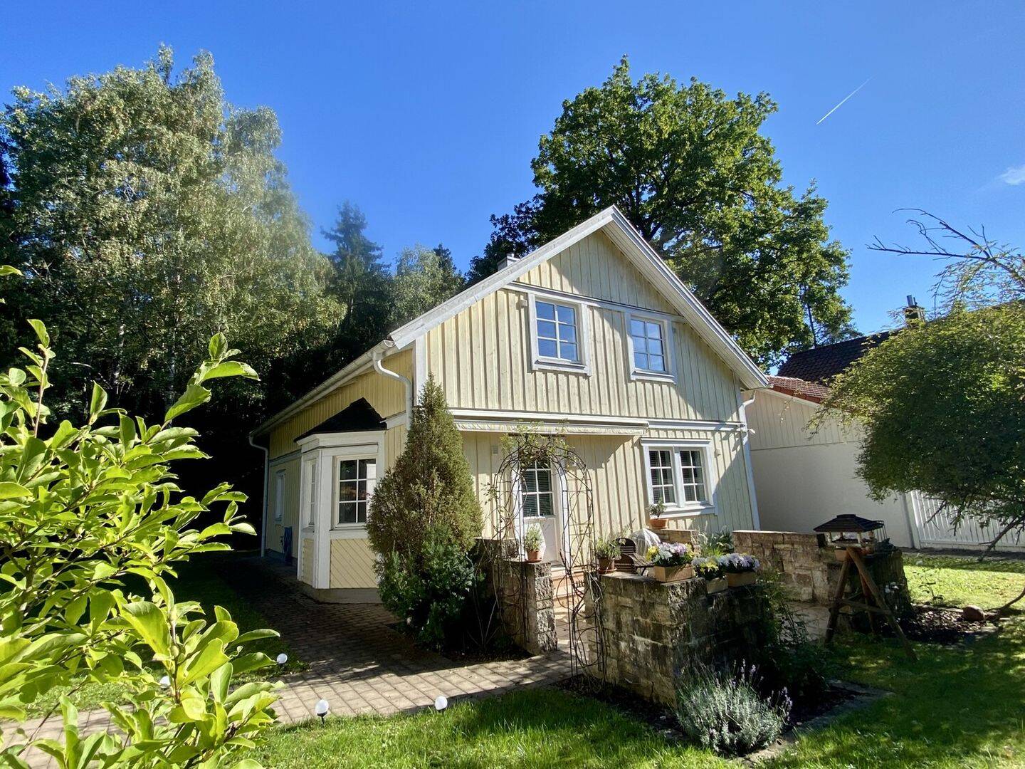 Einfamilienhaus auf großem Grundstück direkt am Waldrand, 85598 Vaterstetten