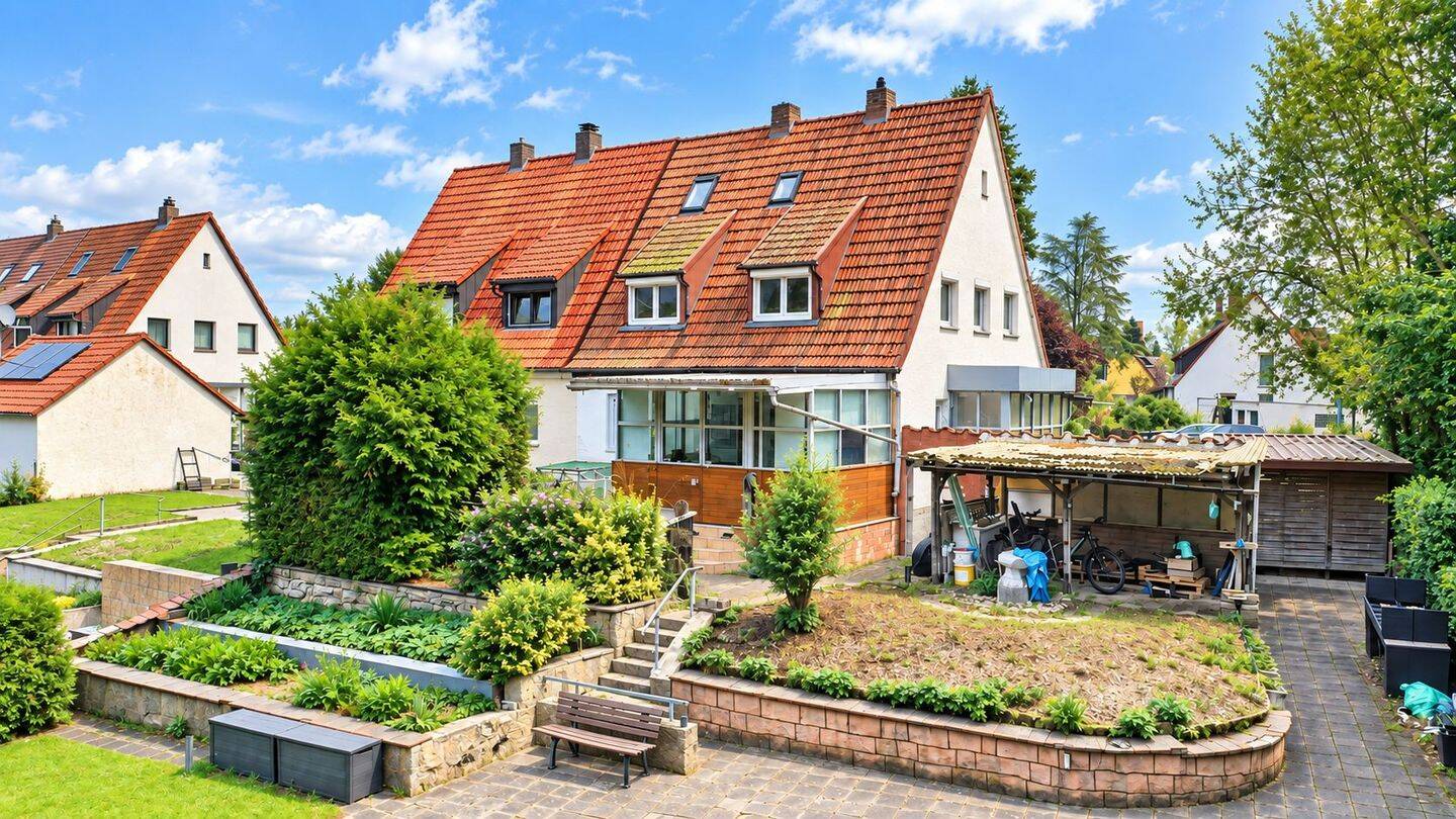 Teilsanierte Doppelhaushälfte mit 753 m² Grundstück in Buchenbühl (Ziegelstein), 90411 Nürnberg