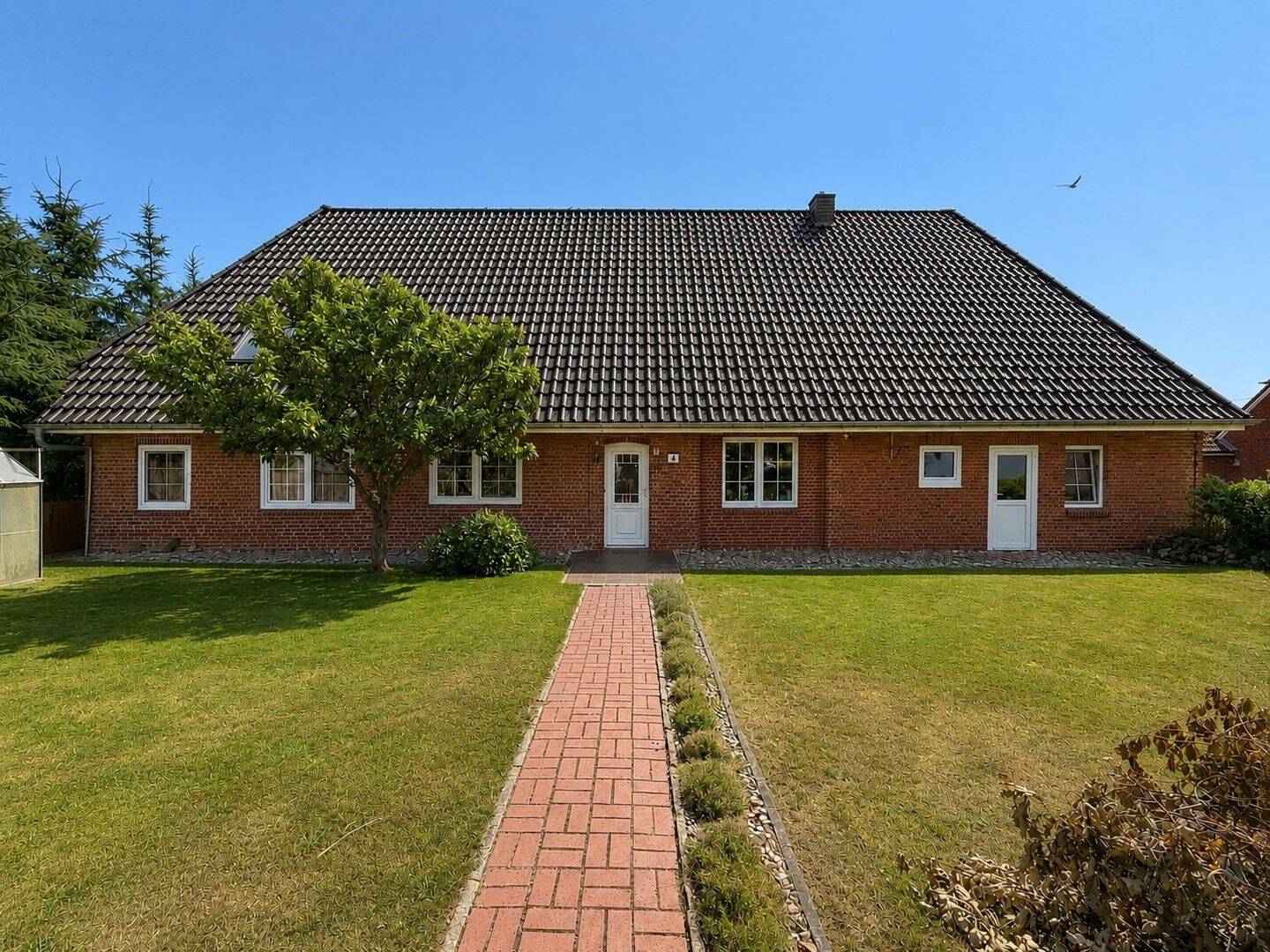 Teilsaniertes Einfamilienhaus mit Einliegerwohnung in ruhiger Lage, 25821 Almdorf
