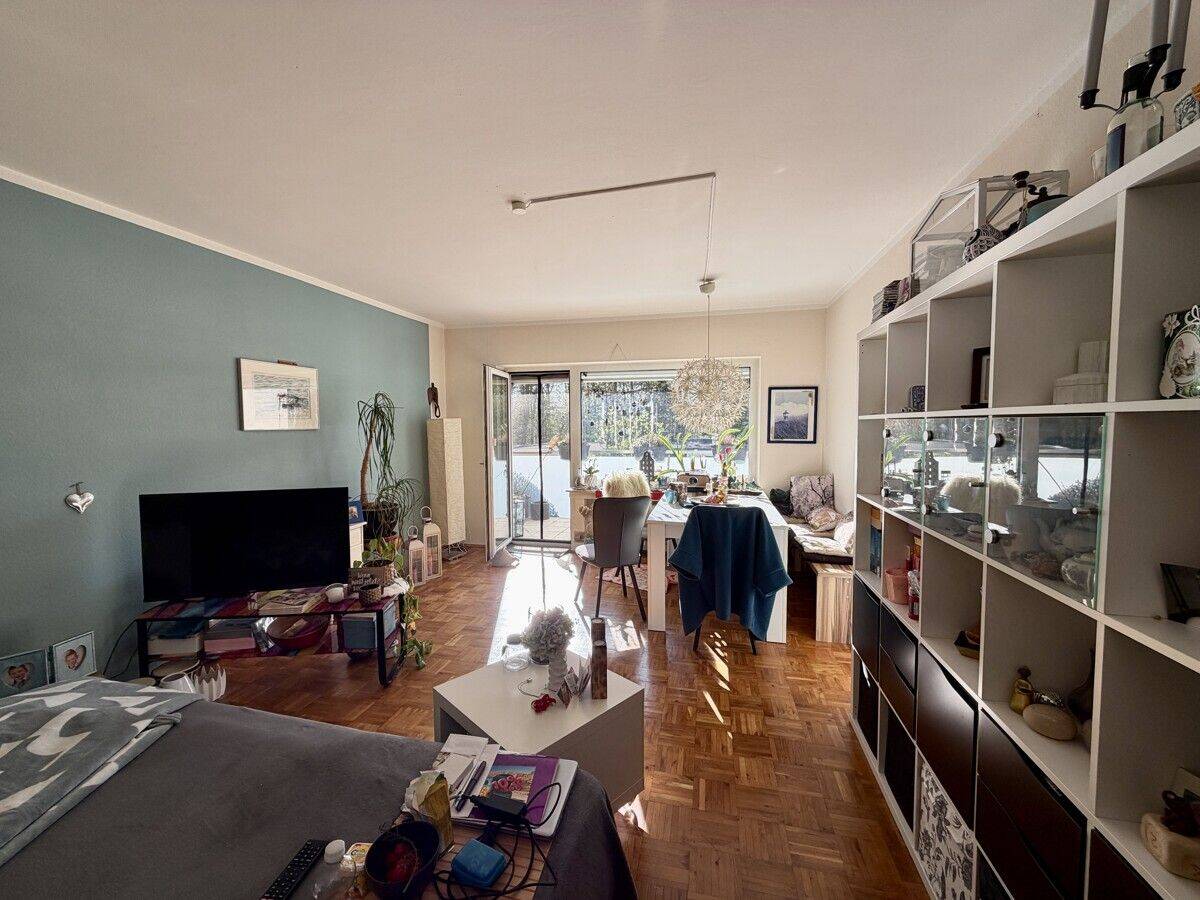 Komfortable 3-Zimmerwohnung mit Balkon und gemeinschaftlichem Pool, 65207 Wiesbaden