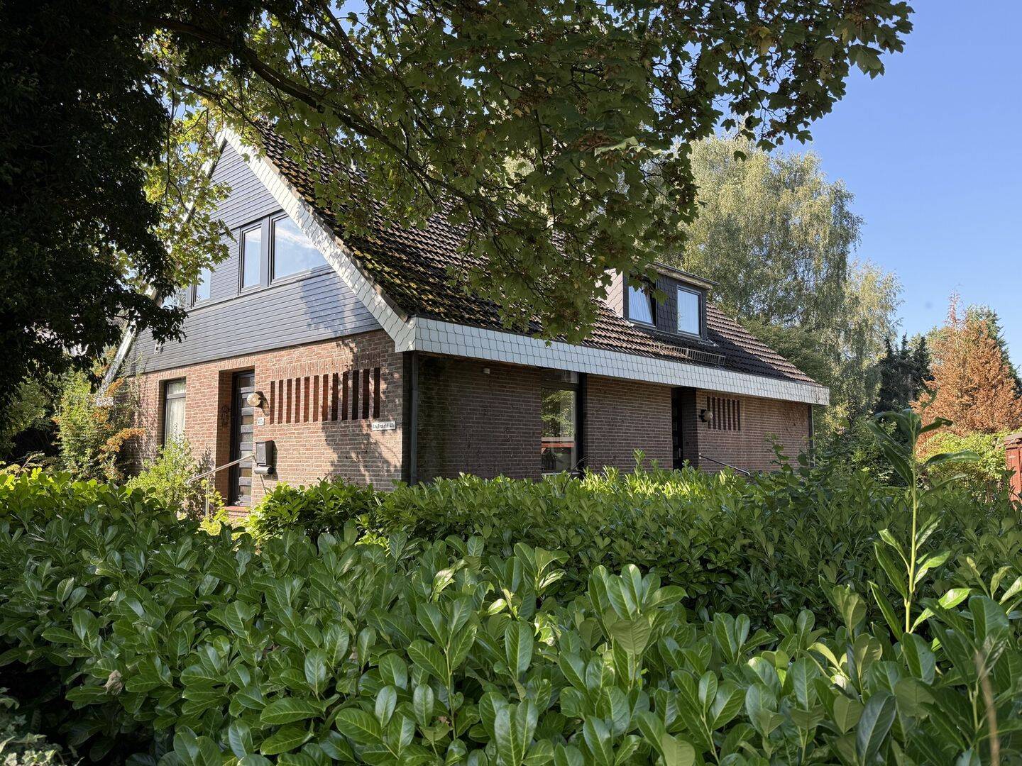 Ein Haus mit Charakter – Großzügiges Wohnen mit Einliegerwohnung in privater Lage, 28755 Bremen (Aumund-Hammersbeck Blumenthal Fähr-Lobbendorf Vegesack)