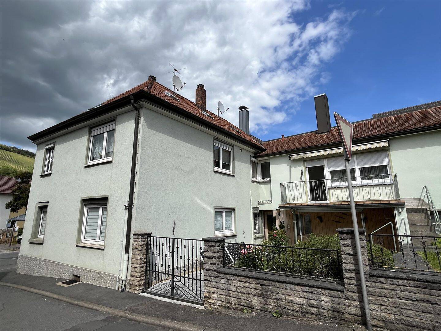 gepflegte 5-Zimmer-Wohnung mit Balkon und Garage in der Nähe von Lauda-Königshofen, 97922 Lauda-Königshofen