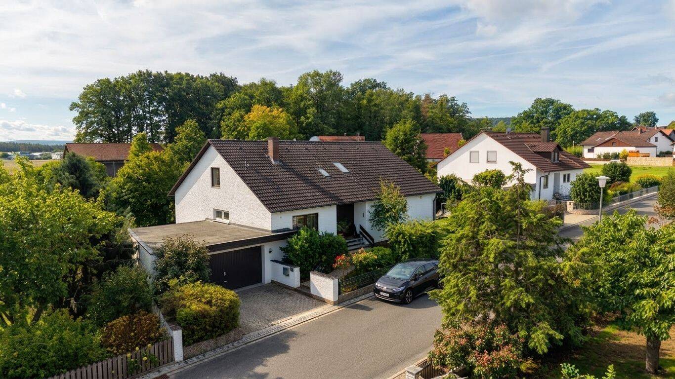 Besonders gut wohnen – großzügiges Einfamilienhaus mit idyllischem Garten in Neumarkt-Stauf, 92318 Neumarkt i.d. OPf.