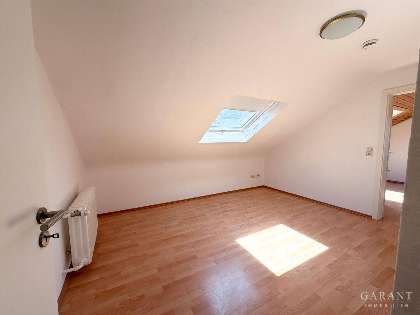 Lichtdurchflutete Dachgeschoss-Wohnung in ruhiger Lage!, 71397 Leutenbach