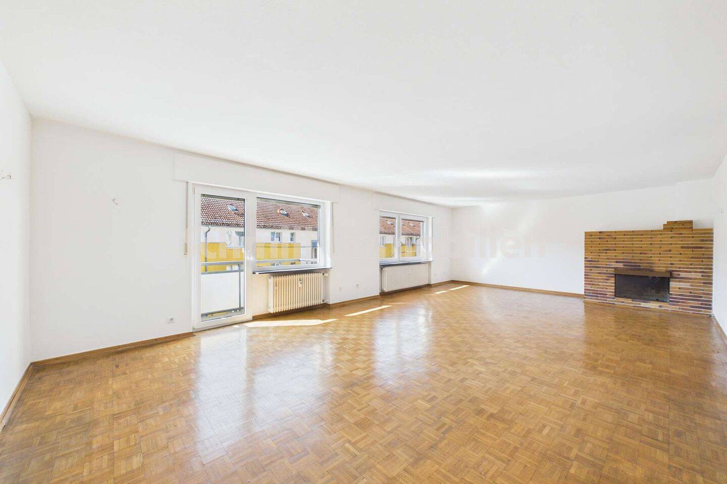 3-Zimmer-Wohnung mit Einbauküche, zwei Balkonen, Kamin und Skylineblick in Frankfurt-Oberrad, 60599 Frankfurt am Main (Oberrad Sachsenhausen)