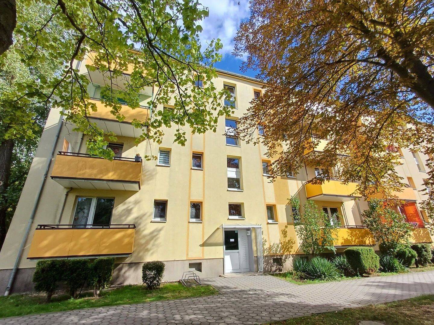 Neu sanierte Wohnung wartet auf neue Mieter – WG-geeignet – 3. OG mitte, 6217 Merseburg