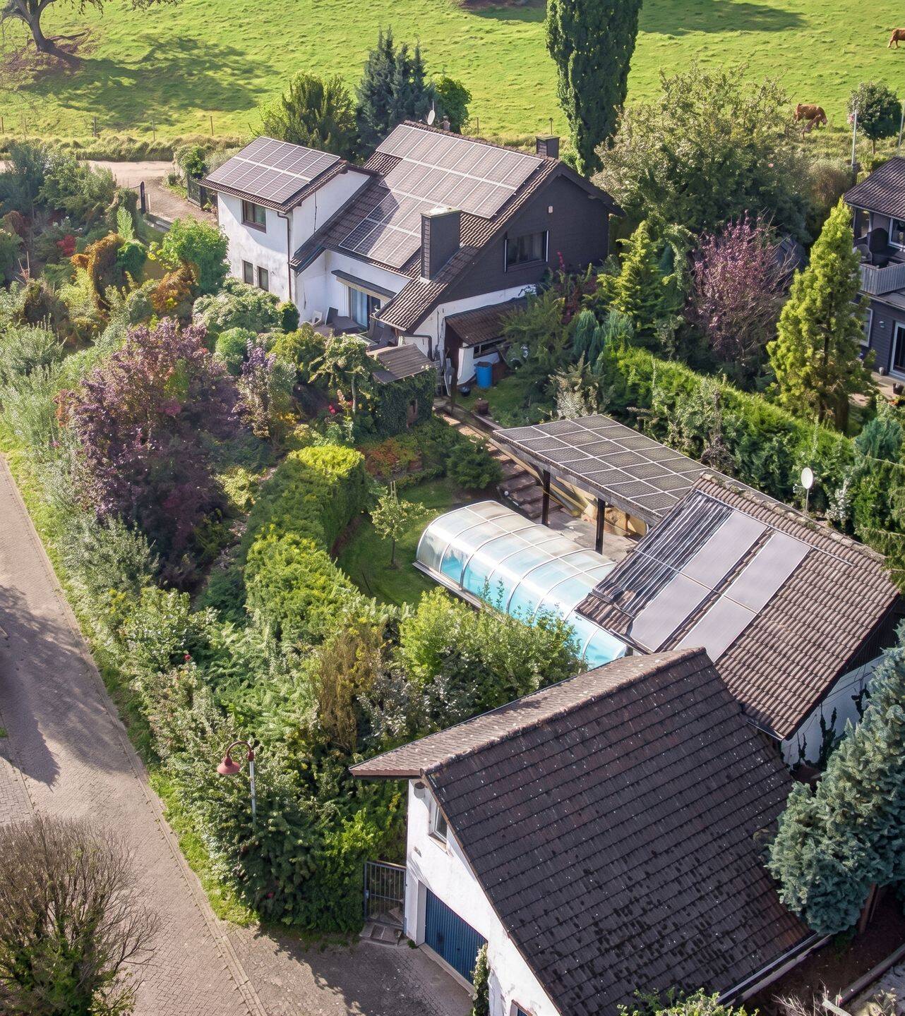 Freistehendes Einfamilienhaus mit sep. Gästehaus I Außenpool mit Solarbeheizung I 3 Garagen, 54538 Diefenbach