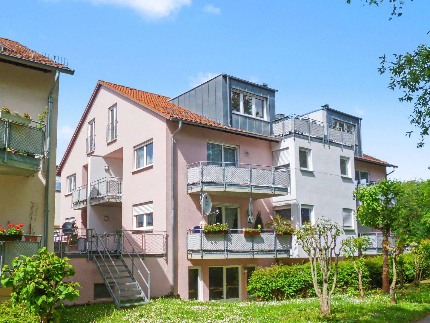 Attraktive 2,5-Zimmer-Wohnung mit zwei Balkonen, zwei Stellplätzen in Herrenberg, 71083 Herrenberg
