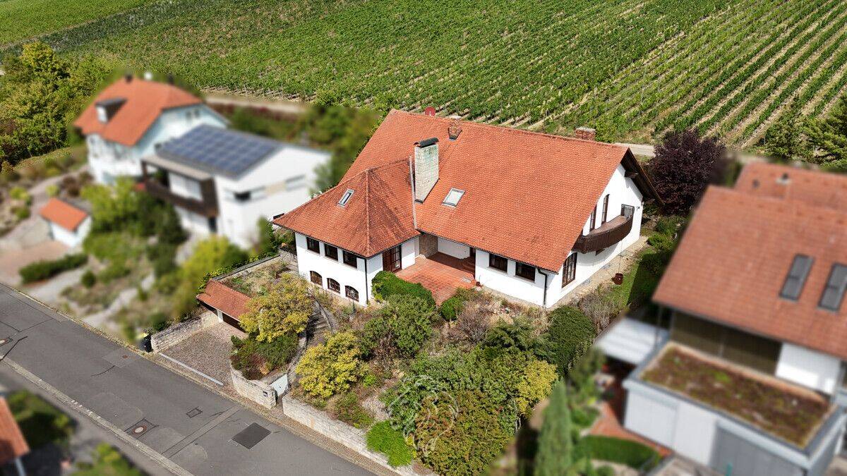 Außergewöhnliches Wohnen über dem Maintal – großzügiges Einfamilienhaus in sonniger Bestlage, 97246 Eibelstadt