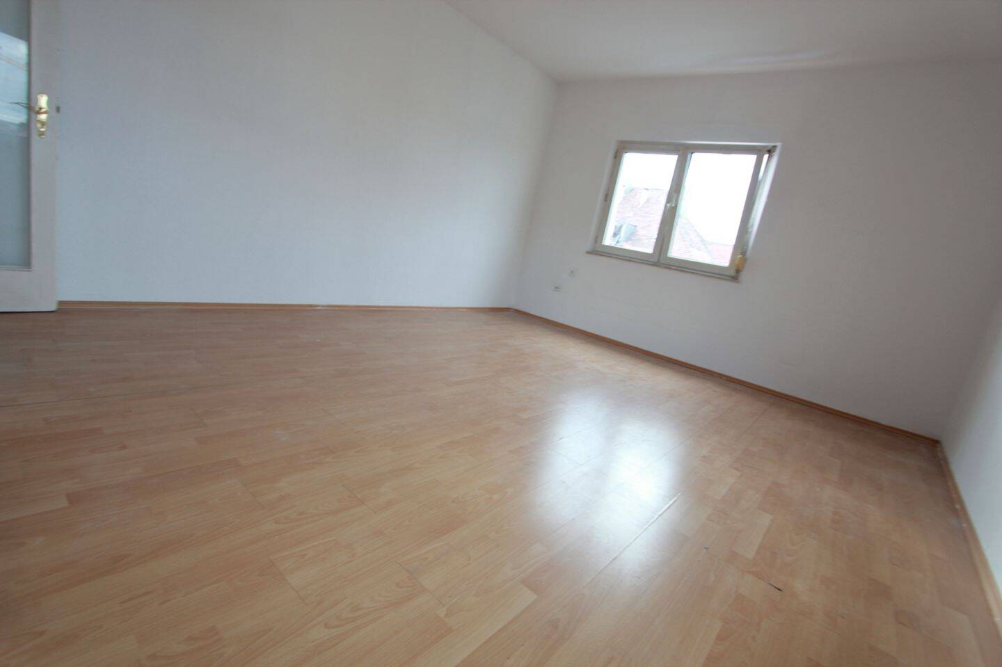 Helle 2-Zimmer-Wohnung mit Holzkamin – ca. 70 m² im 4. Obergeschoss, 90443 Nürnberg