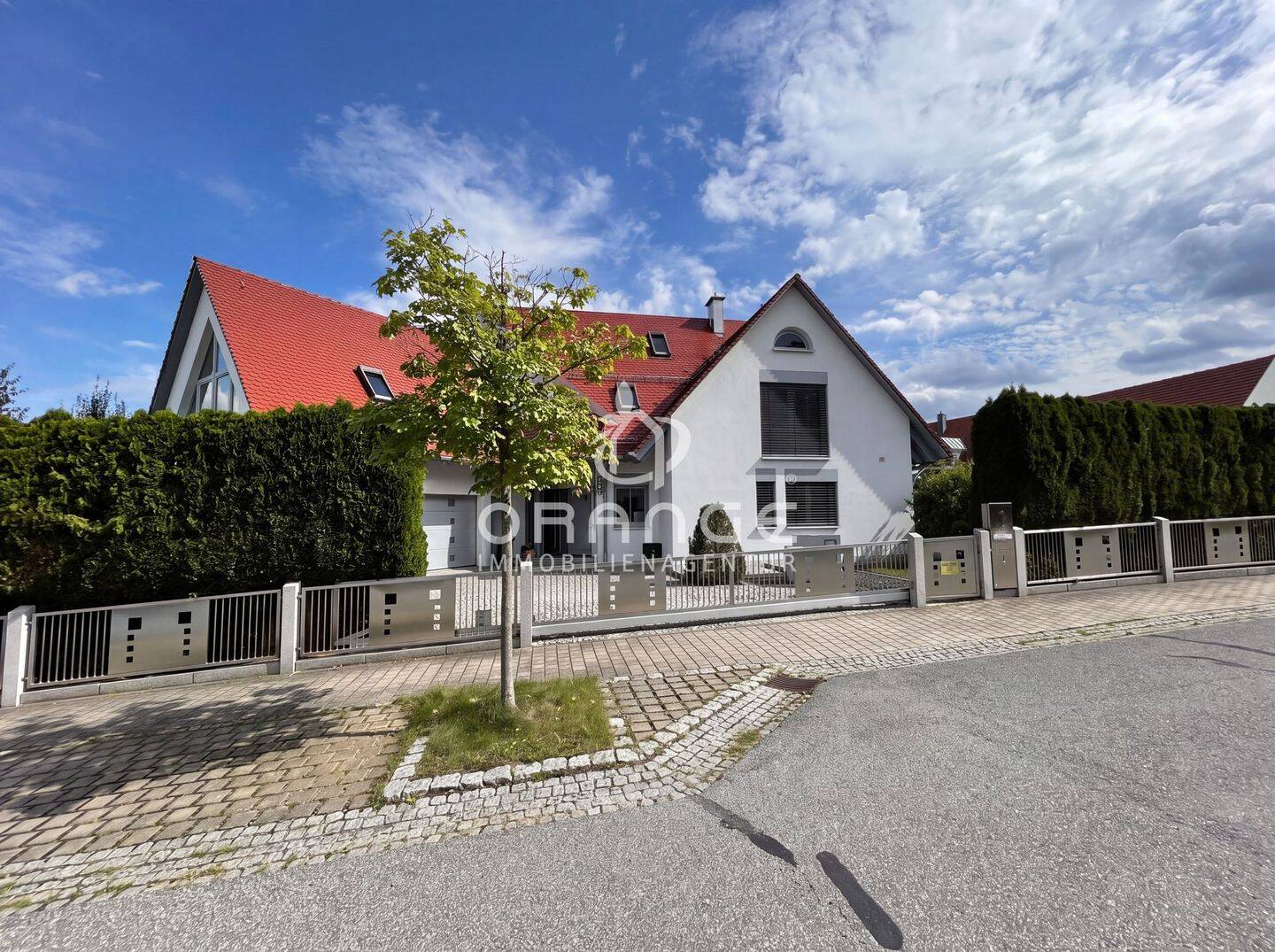 ***Welcome to the „Special One“ – Modern und luxuriös – Traumimmobilie sucht neue Eigentümer***, 92334 Berching