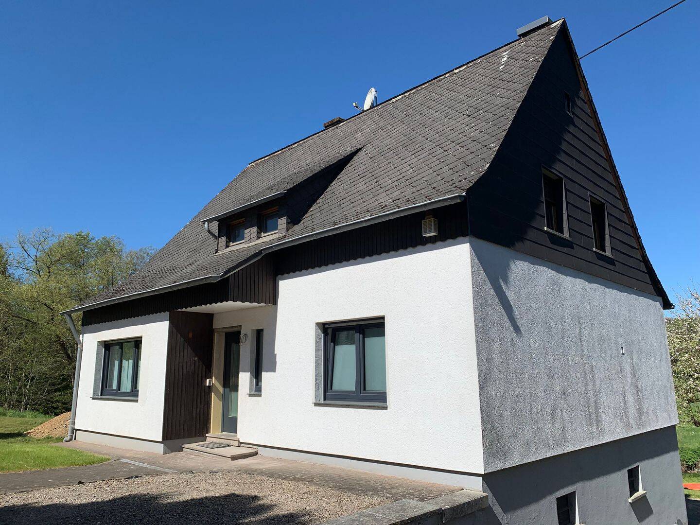 Teilmodernisiertes EFH mit Balkon, Bachlauf und Ausblick in Zerf, 54314 Zerf