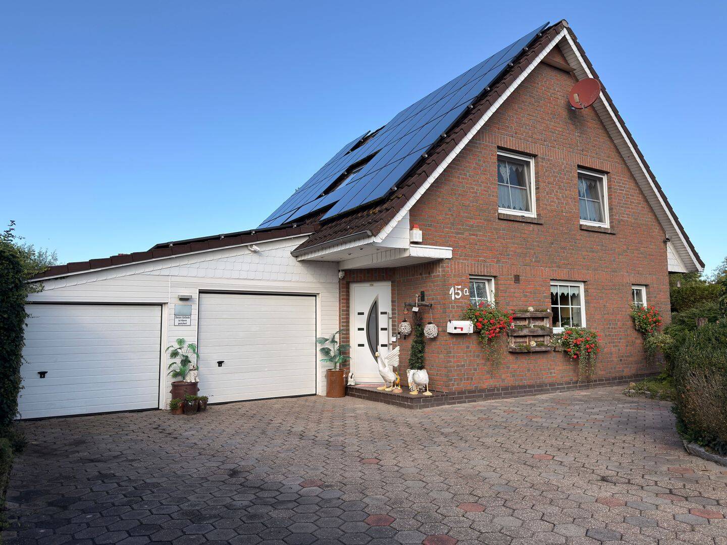 Familienhaus mit viel Privatsphäre: Westgarten, PV-Anlage und Doppelgarage in Brake-Golzwarden, 26919 Brake (Unterweser)