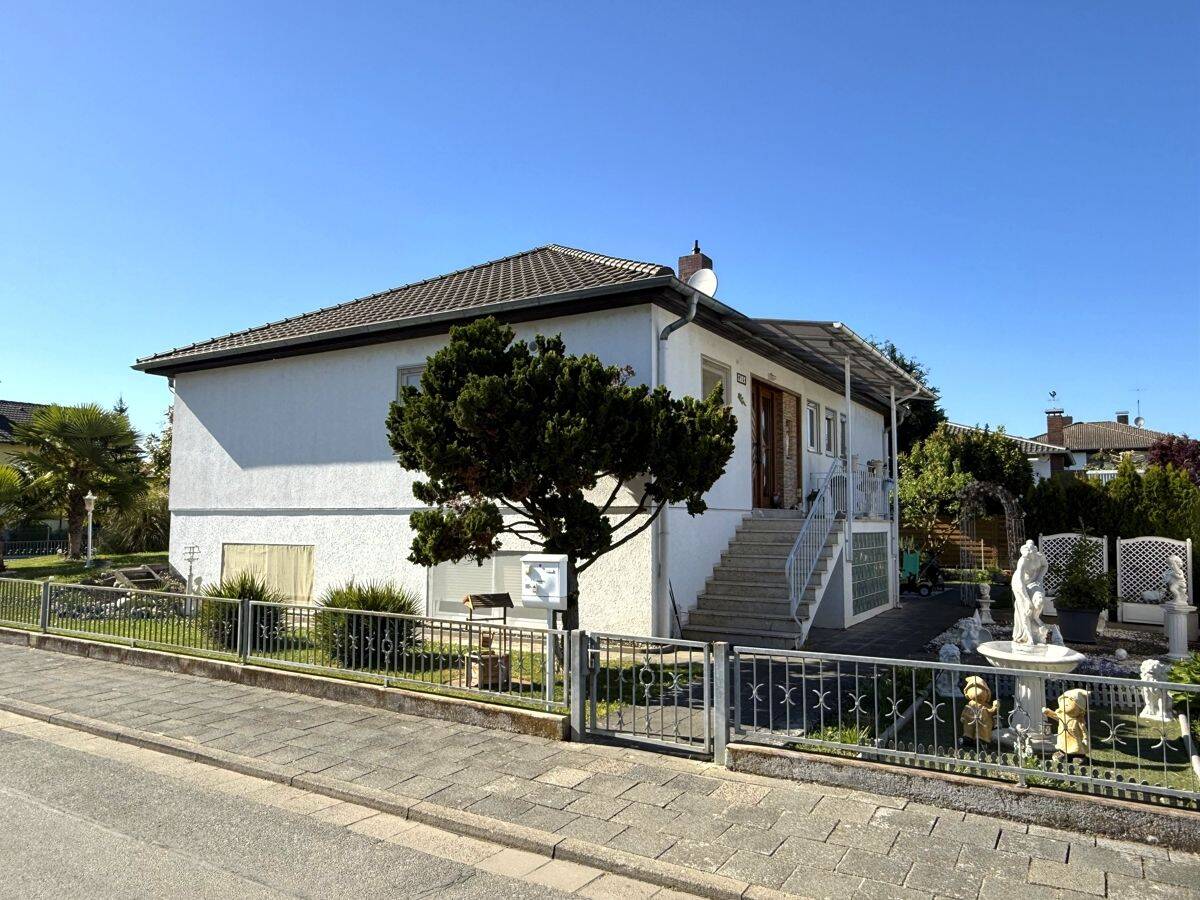 Lichtdurchfluteter Bungalow mit Einliegeroption in Leeheim, 64560 Riedstadt