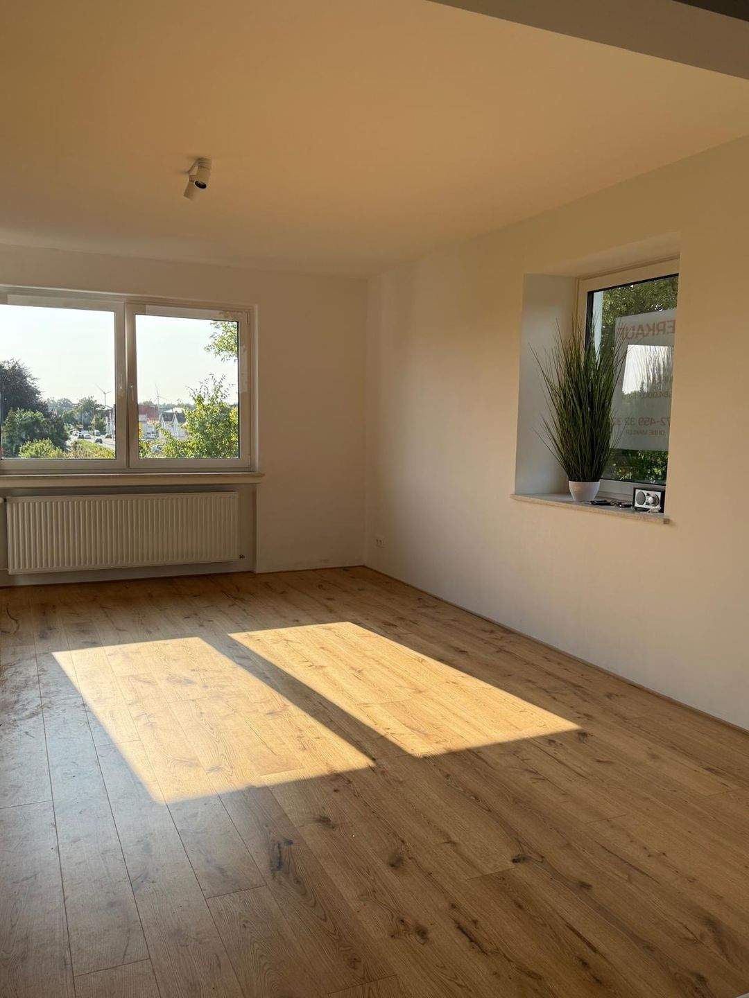 *** UETERSEN ! * NEU SANIERTE 3,5 ZIMMER ETW * SONNIGE GROSSE LOGGIA * EBK * DUSCHBAD * PKW AUSSENSTELLPLATZ ***, 25436 Uetersen