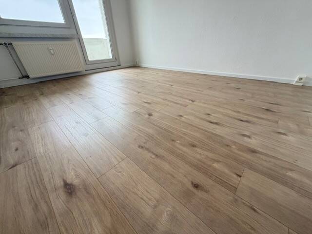 Achtung !! frisch saniert – 5 Zimmer Wohnung mir 2 Balkonen + 2 Bädern, 8529 Plauen