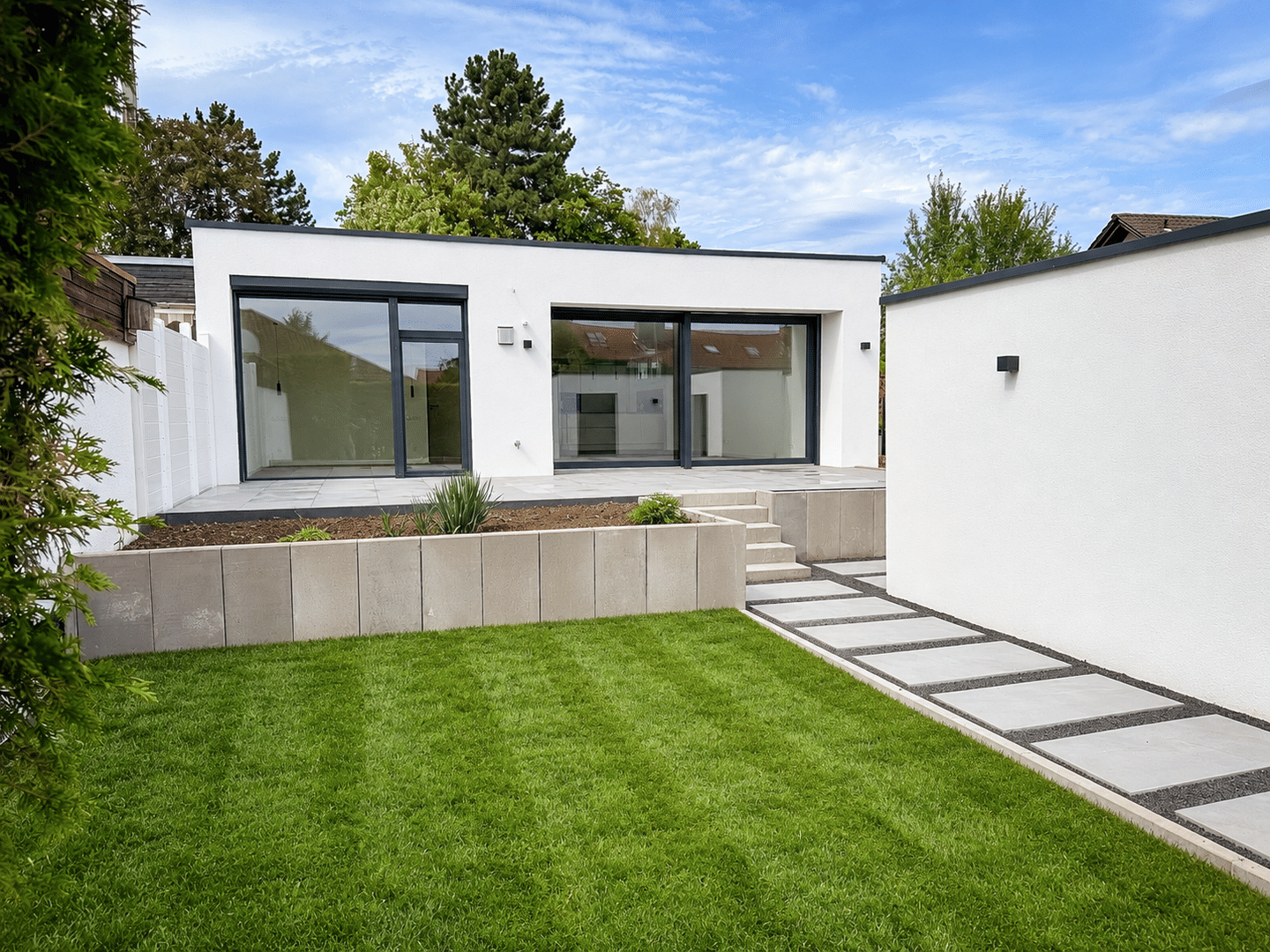 Ihr neues Zuhause: Hochwertiger Reihenend-Bungalow mit Keller, Zwei Garagen in ruhiger gehobener Wohngegend, 97422 Schweinfurt
