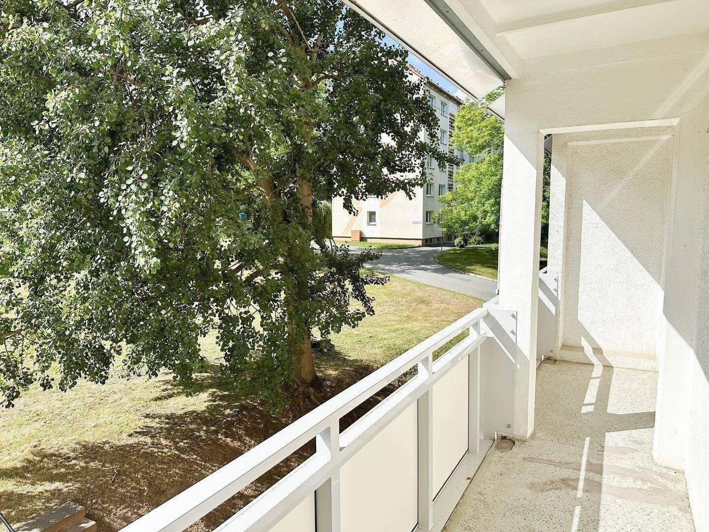 Familienfreundliche 3-Zimmer-Wohnung mit großem Balkon, 8412 Werdau