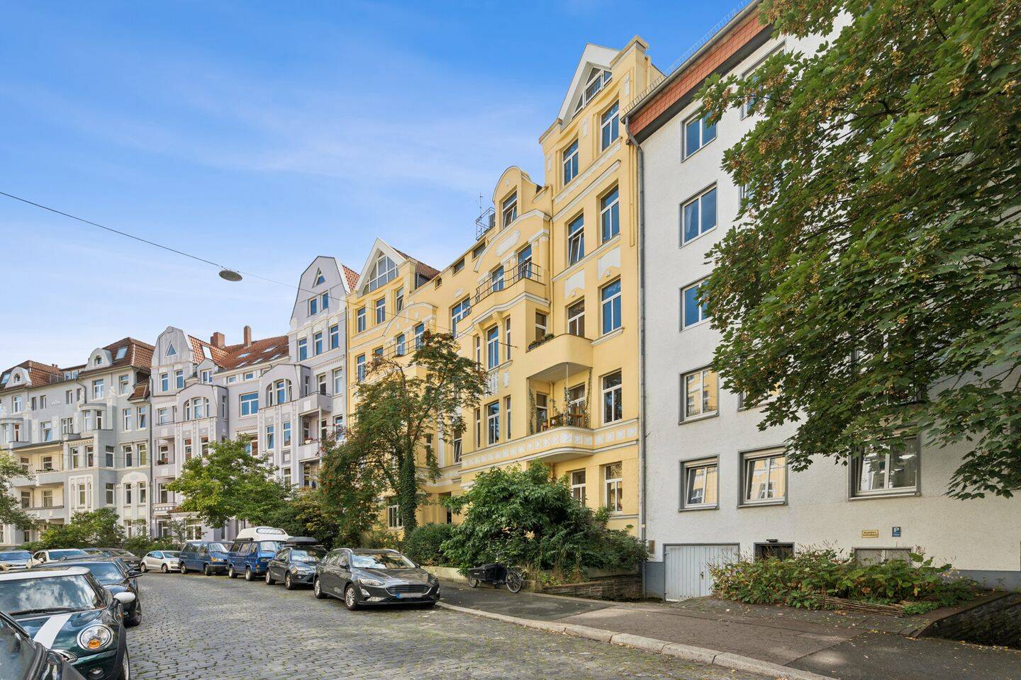 Wohnen über den Dächern der List – großzügige Altbau-Maisonette mit zwei Außenbereichen, 30163 Hannover