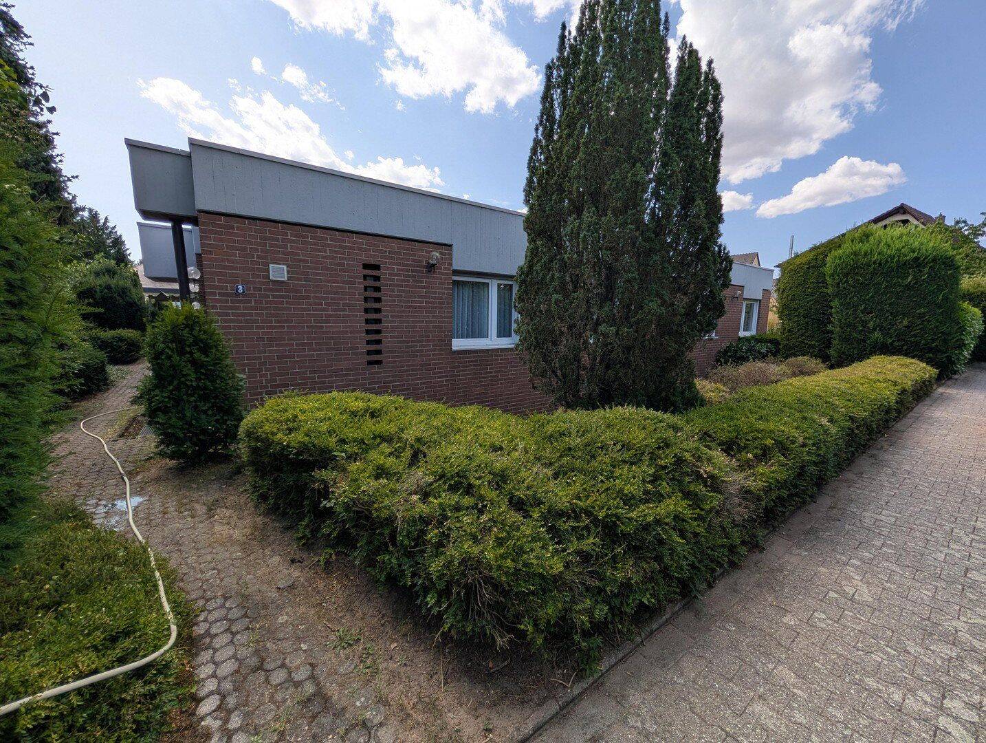 Architekten-Bungalow mit Indoor-Pool in Limburgerhof, 67117 Limburgerhof