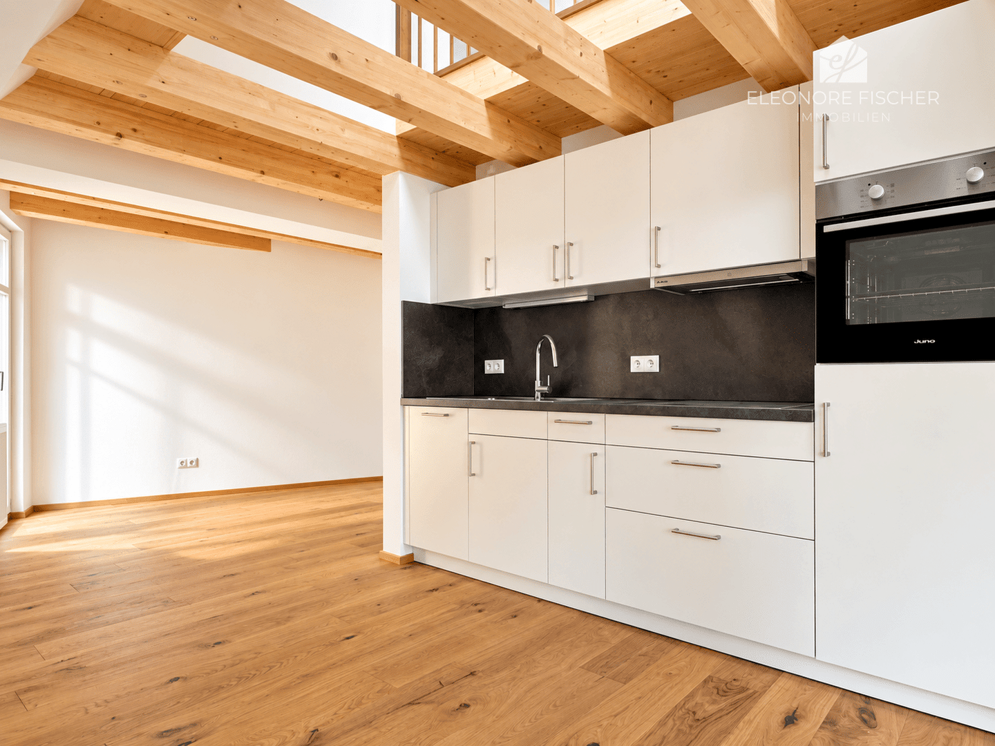 Moderne Maisonettewohnung mit Einbauküche, Balkon und Garage in zentraler Lage, 86732 Oettingen i. Bay.