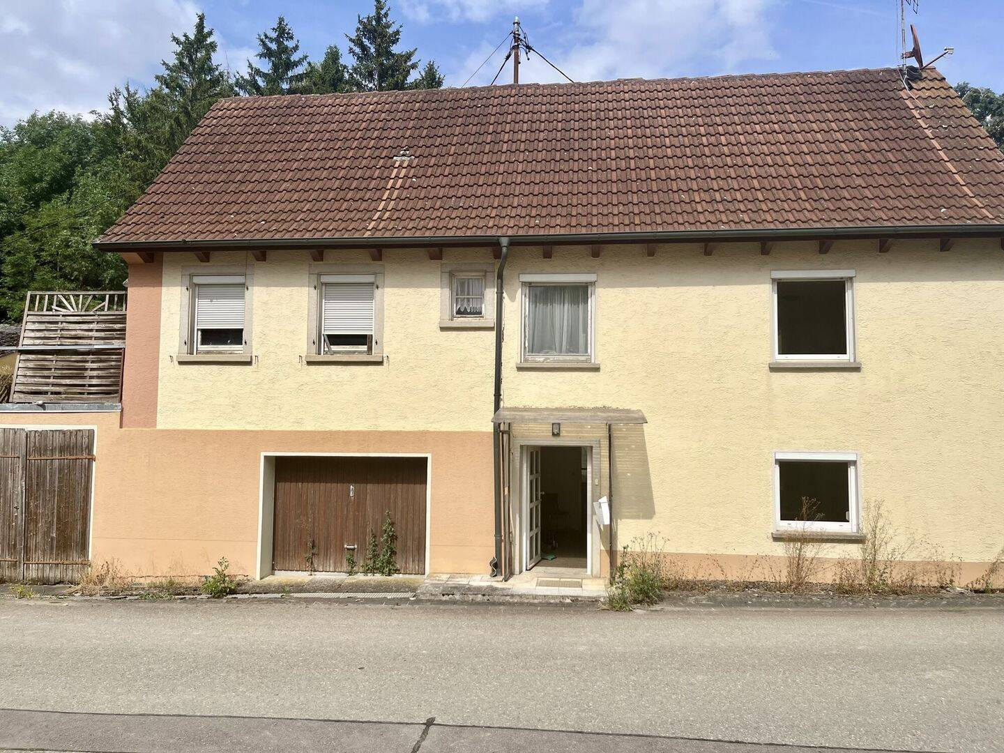 Älteres Anwesen mit Wohnhaus und Garage sowie weiteren Gebäuden in Blaufelden – Alkertshausen, 74572 Blaufelden