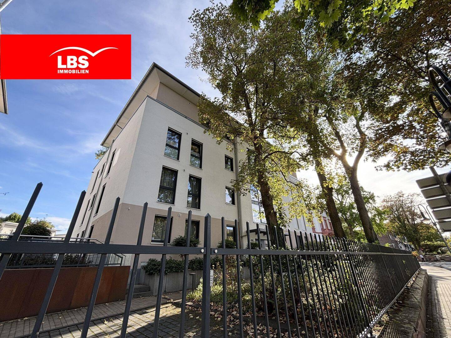 Maximale Exklusivität : Neuwertige, barrierearme 3-Zi-Penthouse-Whg. nahe Schloss – BEZUGSFREI !, 63450 Hanau