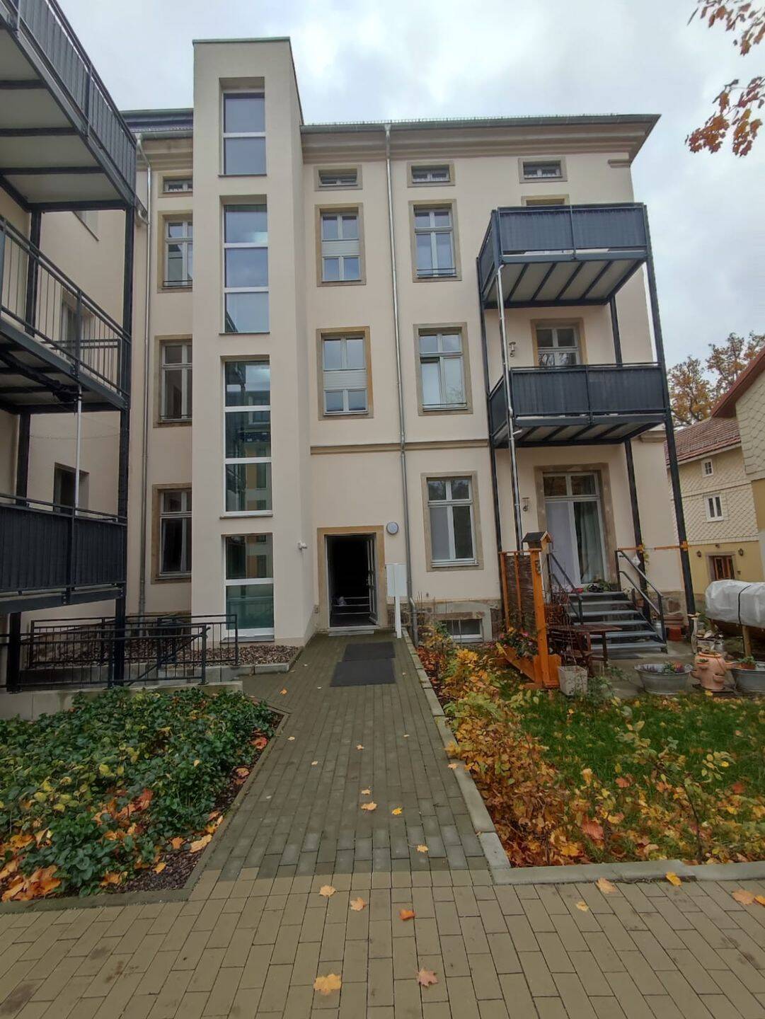 SCHÖNE 3 Raumwohnung im EG, Balkon, Stellplatz, Einbauküche, Laminat, 1900 Großröhrsdorf
