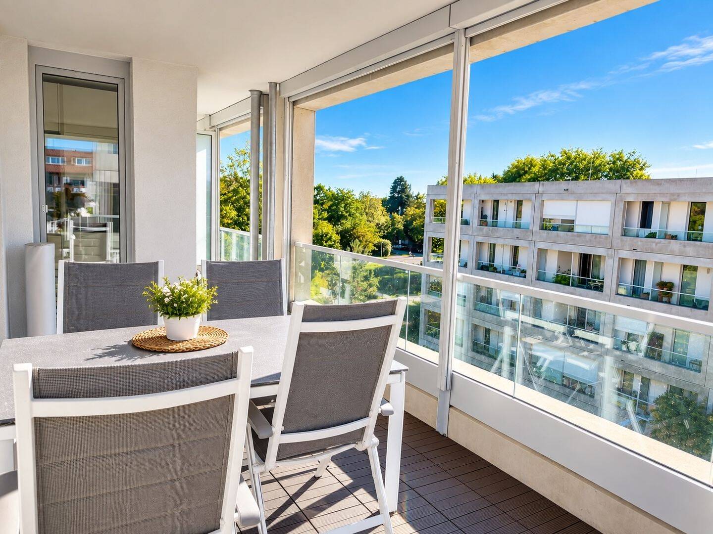 LICHT. RAUM. LEBENSQUALITÄT. Hochwertige 4-Zimmer-Wohnung mit großzügiger Südwest-Loggia und Terrasse, 80997 München (Allach-Untermenzing Moosach Pasing-Obermenzing)