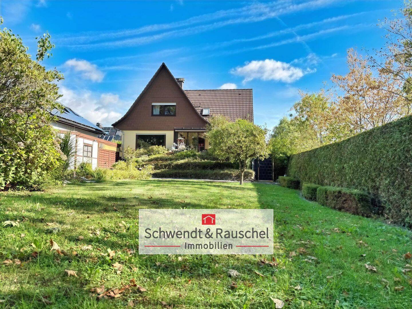 Großzügiges Einfamilienhaus mit ELW in idyllischer Ortsrandlage von Friedrichsdorf-Köppern, 61381 Friedrichsdorf