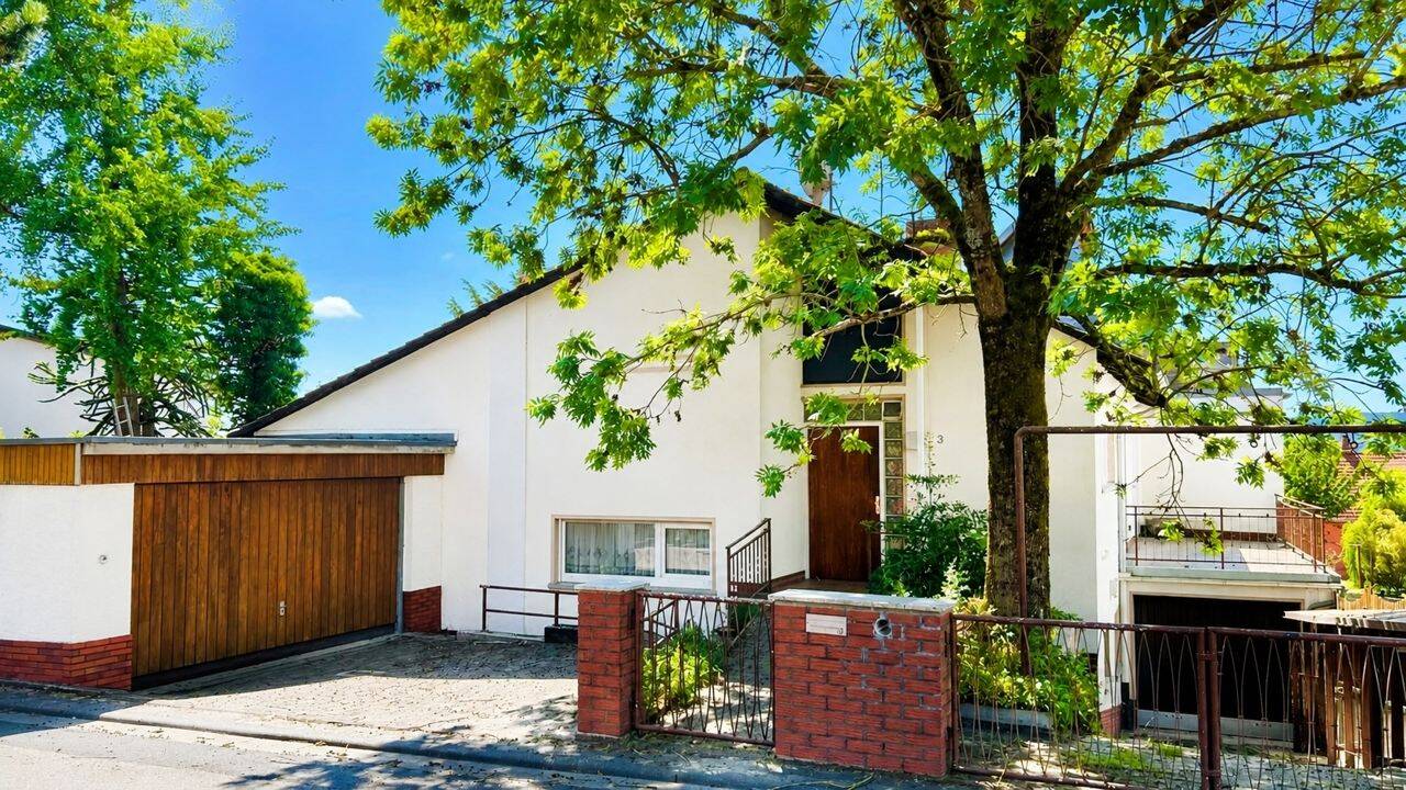 METZ IMMOBILIEN – Haus mit besonderer Architektur, großzügigem Platzangebot und viel Potenzial, 61476 Kronberg im Taunus