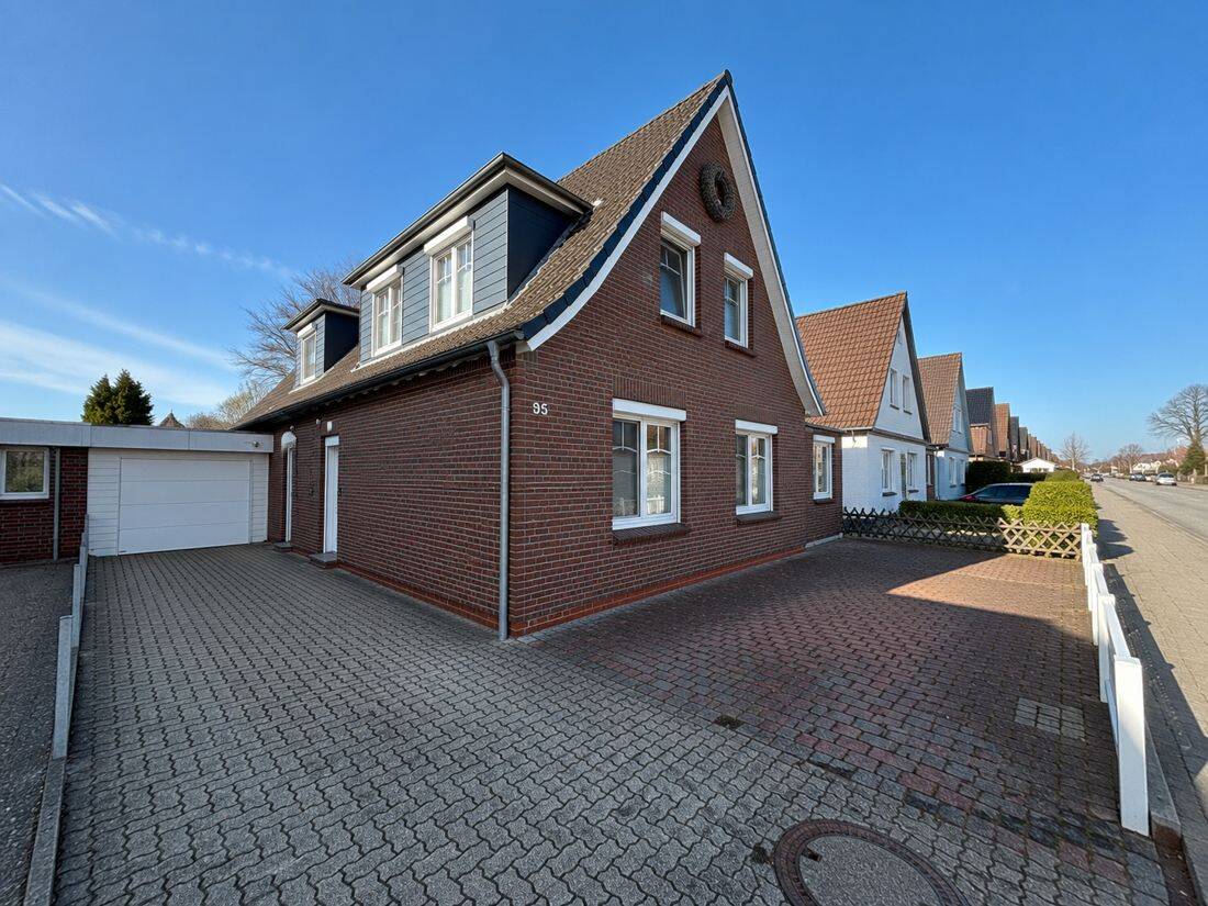 NEUER PREIS!!! Zwei Einfamilienhäuser in begehrter Lage von Heide – ideal für Eigennutzer & Anleger, 25746 Heide