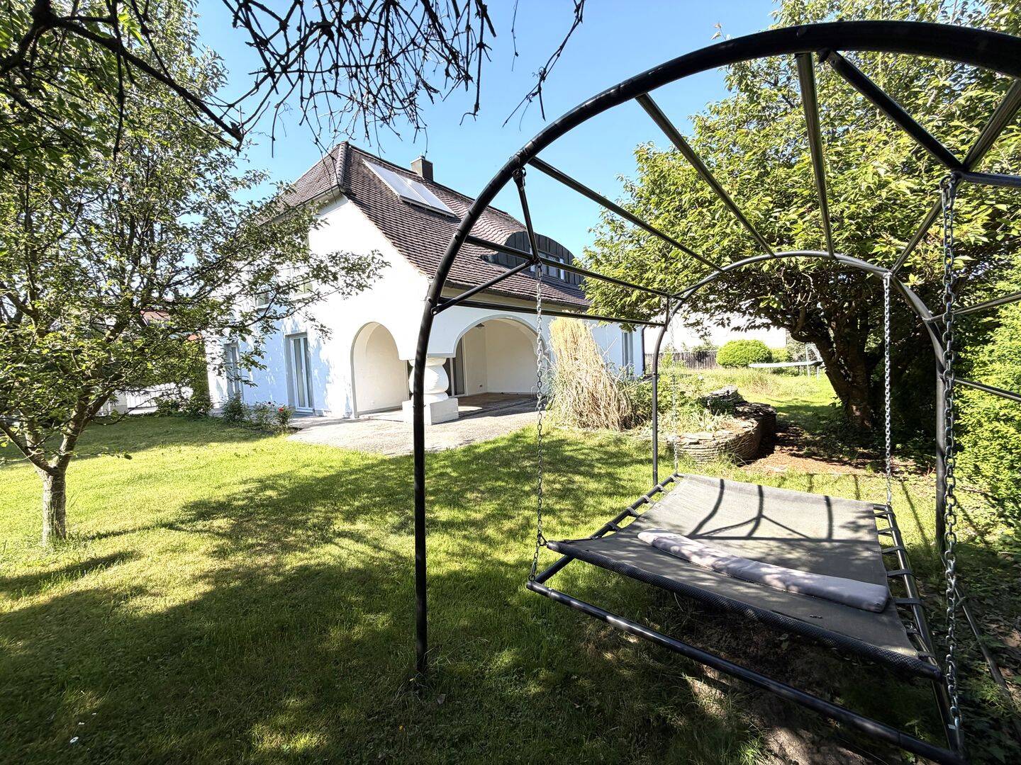 „BESTE LAGE IN ALTENERDING – CHARMANTER BUNGALOW MIT WALMDACH“, 85435 Erding