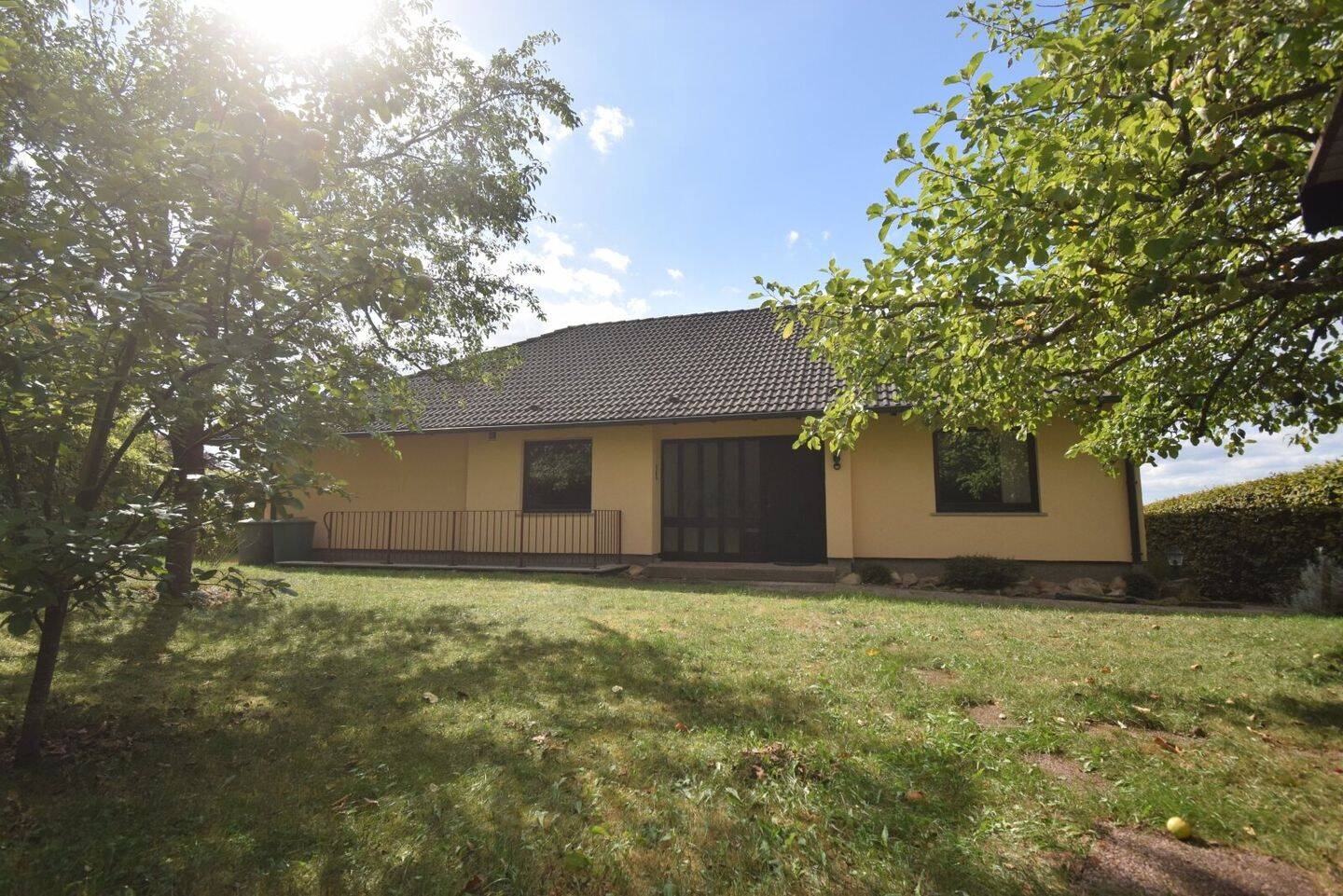 Idyllisches Wohnen in Künzell – Großzügiger Bungalow mit Sauna und Wintergarten in begehrter Wohnlage, 36093 Künzell
