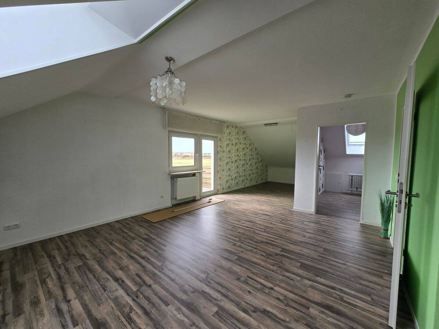 Lichtdurchflutete 1-Zi.-Dachgeschosswohnung mit Balkon, 63110 Rodgau