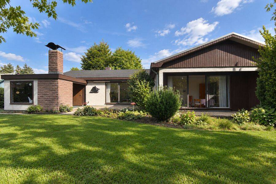 Altes Land trifft Wohnkomfort – attraktiver Bungalow mit Einliegerwohnung in Jork, 21635 Jork