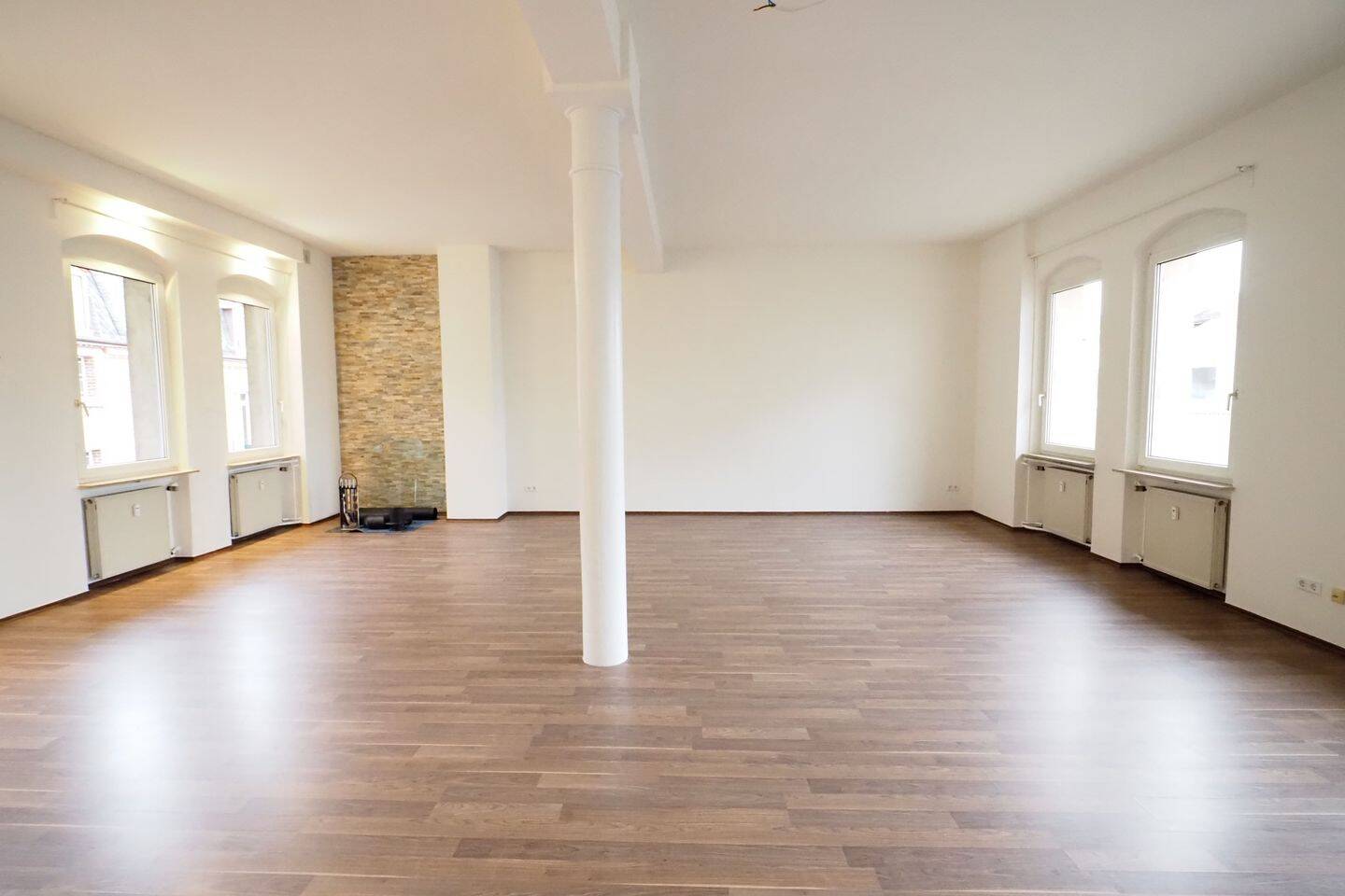 Großzügige, ausgefallene und loftartige 4-Zimmer mit Einbauküche und Balkon in zentrumsnaher Lage in 90429 Nürnberg, 90429 Nürnberg