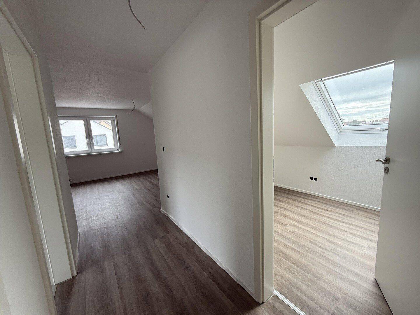 Stilvolle, kernsanierte 1,5-Zimmer-Dachgeschosswohnung in zentraler und ruhiger Lage von Eching, 85386 Eching