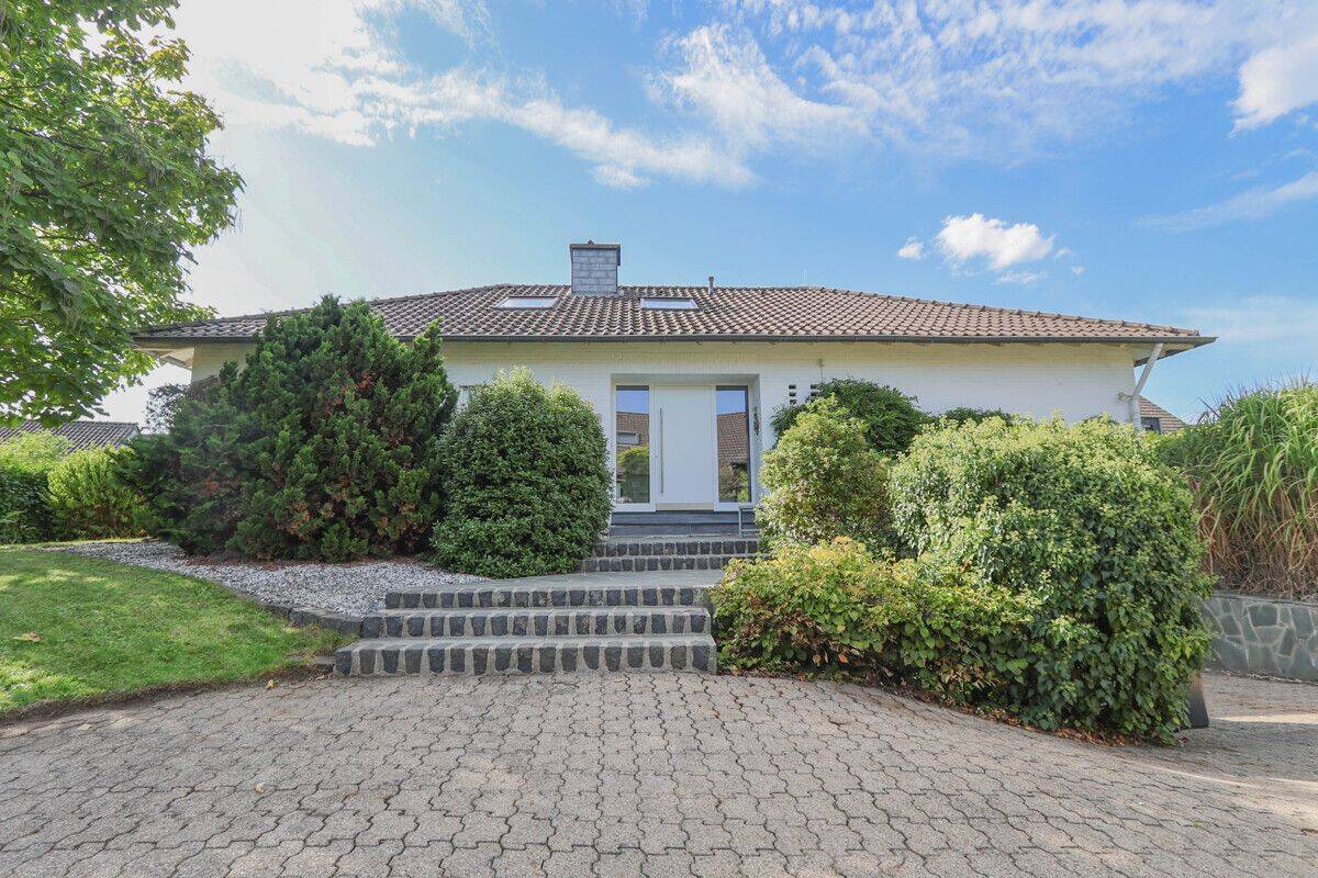 Exklusiver Winkel-Bungalow mit großzügigem Grundstück und viel Wohnkomfort, 41352 Korschenbroich