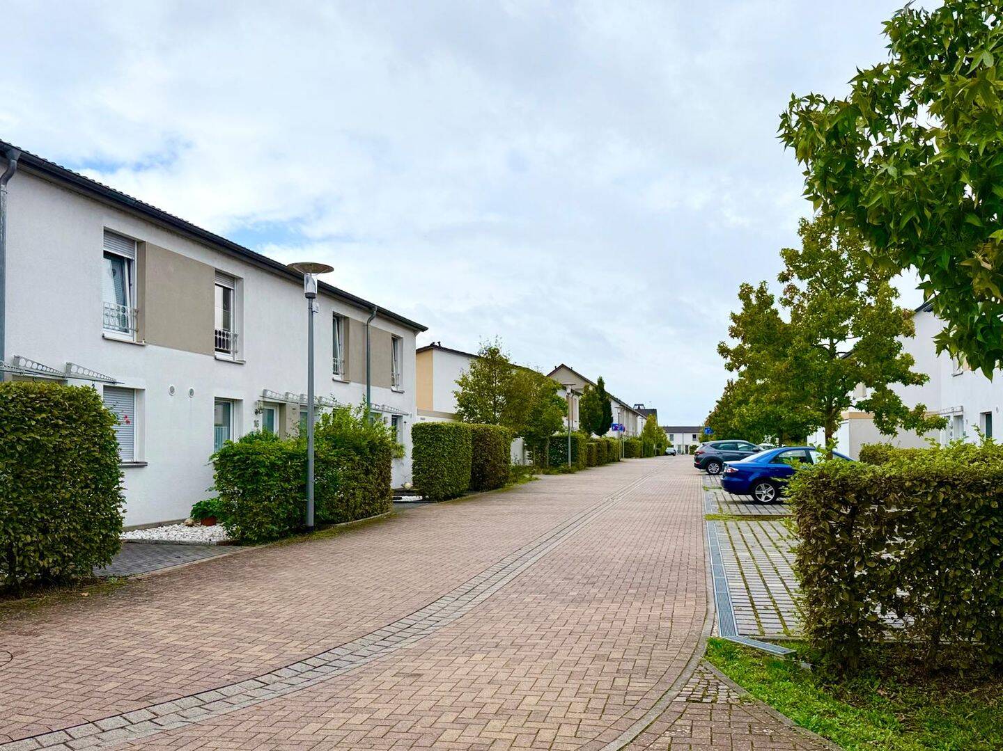 Hermann Immobilien: Gepflegtes Reihenmittelhaus mit Terrasse und Garage in ruhiger Lage, 63452 Hanau