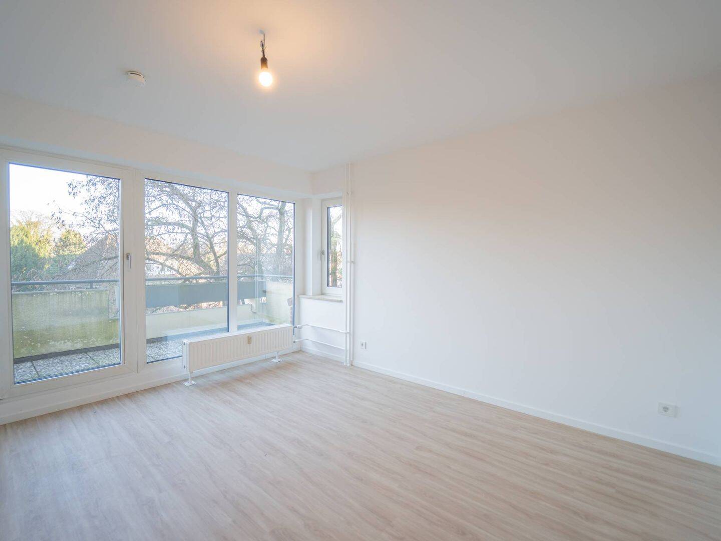 Saniert: 2-Zi.-Whg. mit BALKON und EBK in Hamburg-Schnelsen, 22457 Hamburg (Eimsbüttel Eidelstedt Niendorf Schnelsen)
