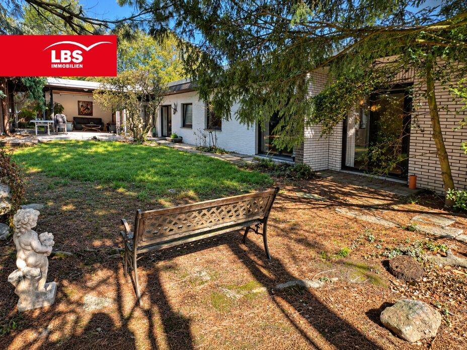 Winkelbungalow mit großem Grundstück, Indoor-Pool & Entwicklungspotenzial, 47804 Krefeld