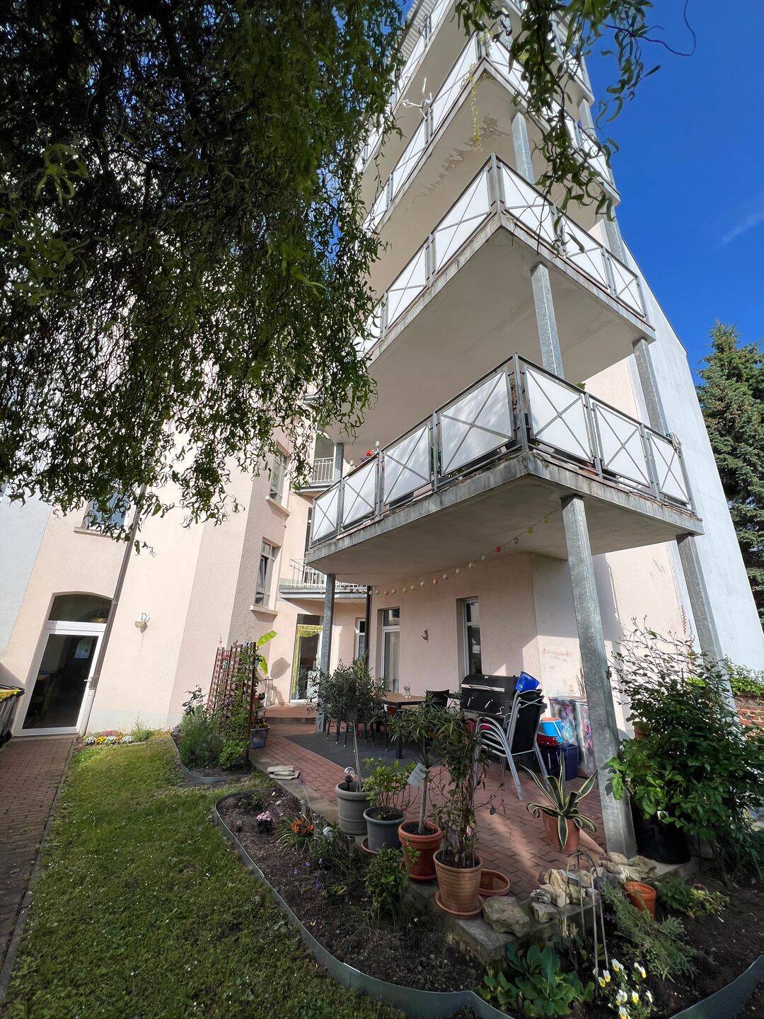 Mit großer Terrasse und Einbauküche*: Tolle 3 Raum-Wohnung mit Eckbadewanne!, 7546 Gera