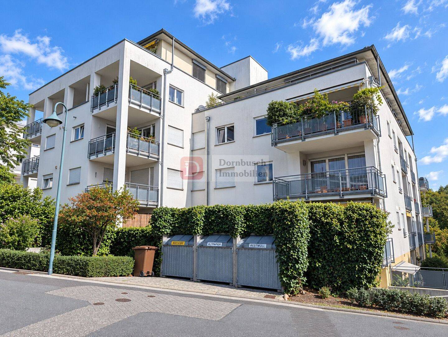Top!! 4-Zimmer-Wohnung mit Balkon, Einbauküche und 2 × Doppelparker, 65812 Bad Soden am Taunus