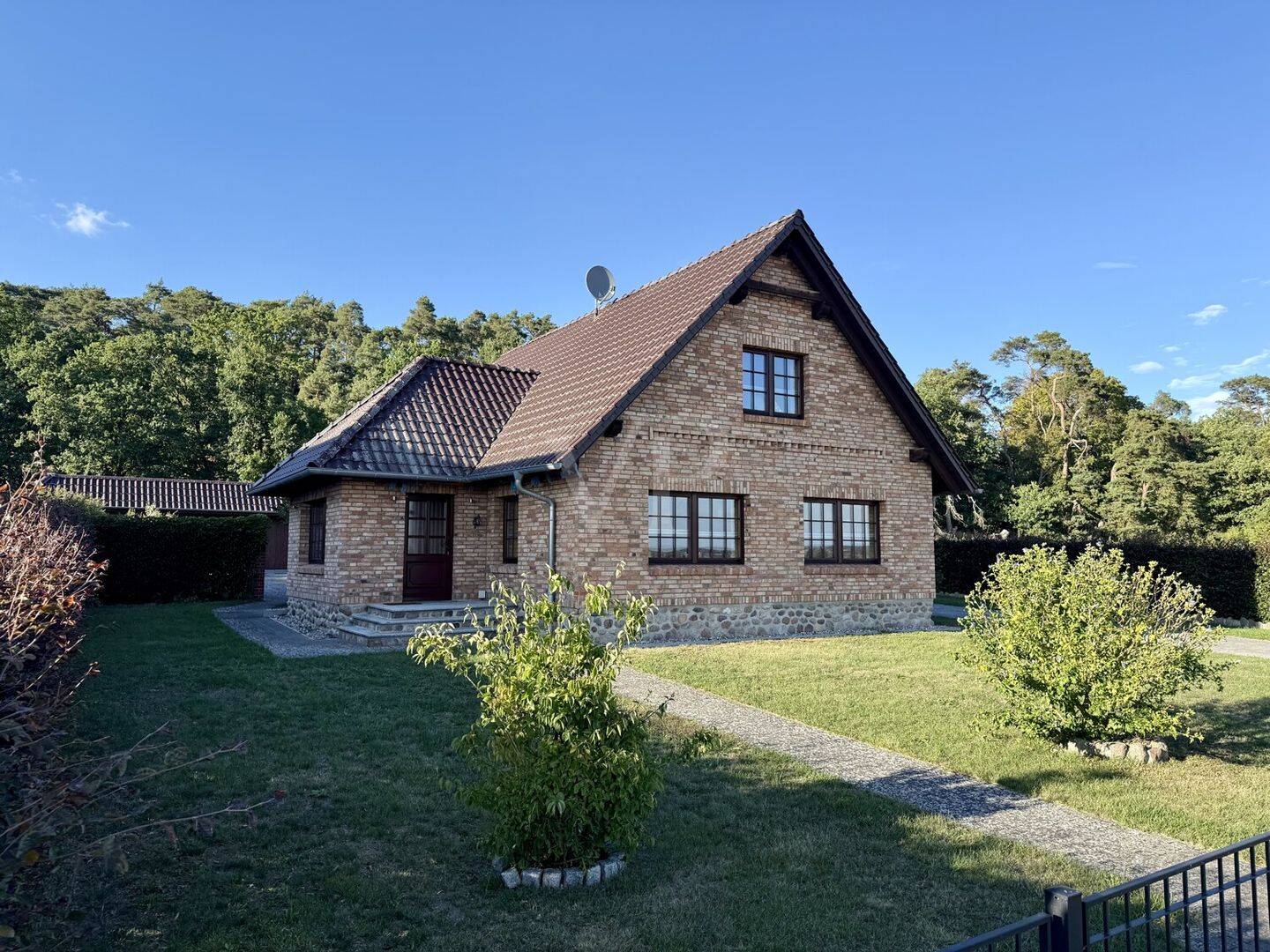 Energetisches, massives Einfamilienhaus mit Weitblick über die Torfwiesen, am Rande von Malchin, 17139 Malchin