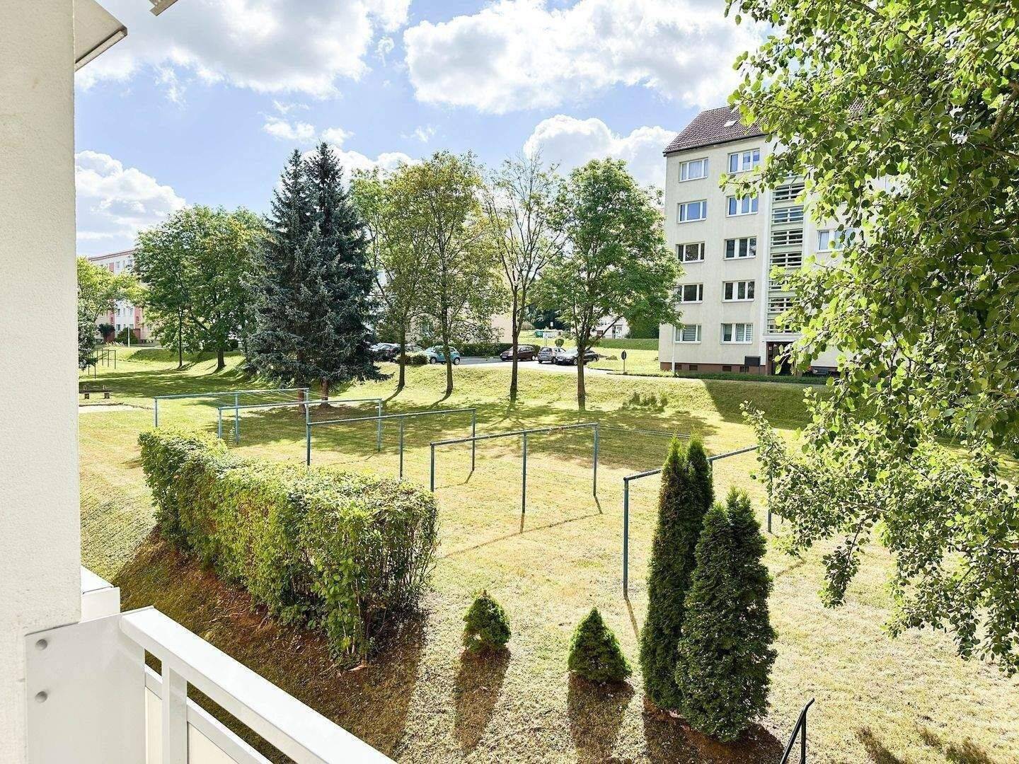 Erdgeschoss – Familienfreundliche 4-Zimmer-Wohnung mit großem Balkon, 8412 Werdau
