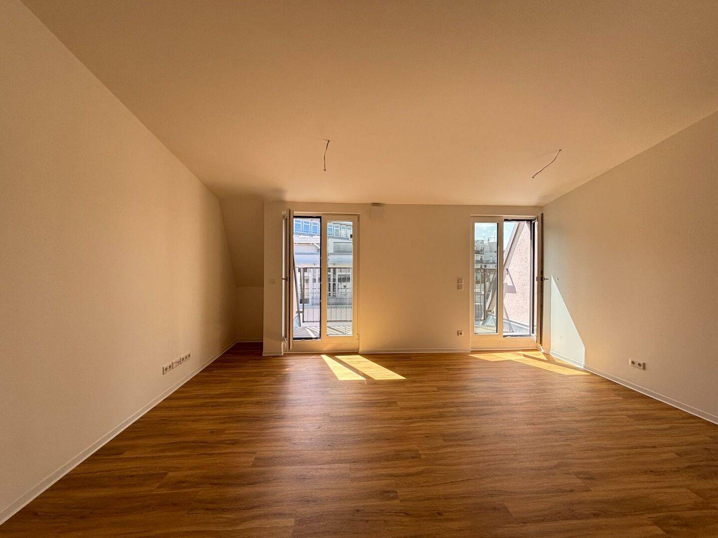 ERSTBEZUG! Coole 3-RW mit Ankleide, Wanne & Dusche, EBK und mehr !!!, 1159 Dresden