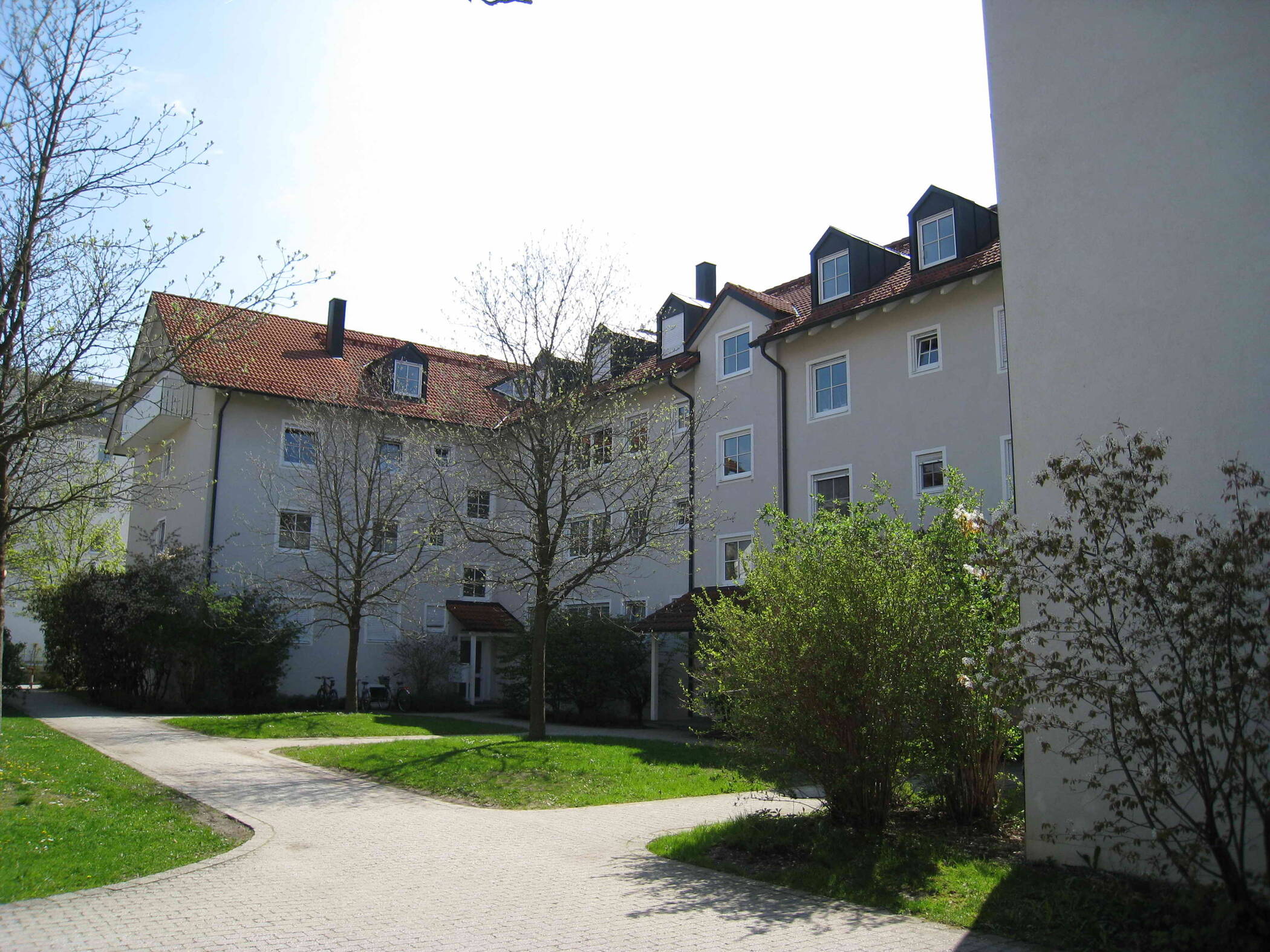 Grafing – TOP großzügige, gepflegte, helle 2 Zimmer-Whg, W-Terrasse, Laminat, 1 Bad/Wanne/Fenster, ruhig und zentral, EBK, 85567 Grafing b. München