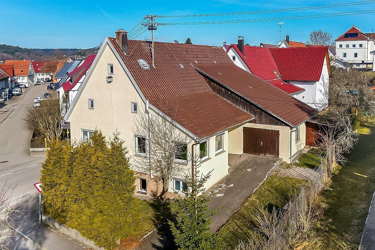 Familienheim mit großer Garage … und voller Möglichkeiten – ideal für Handwerker, 72469 Meßstetten