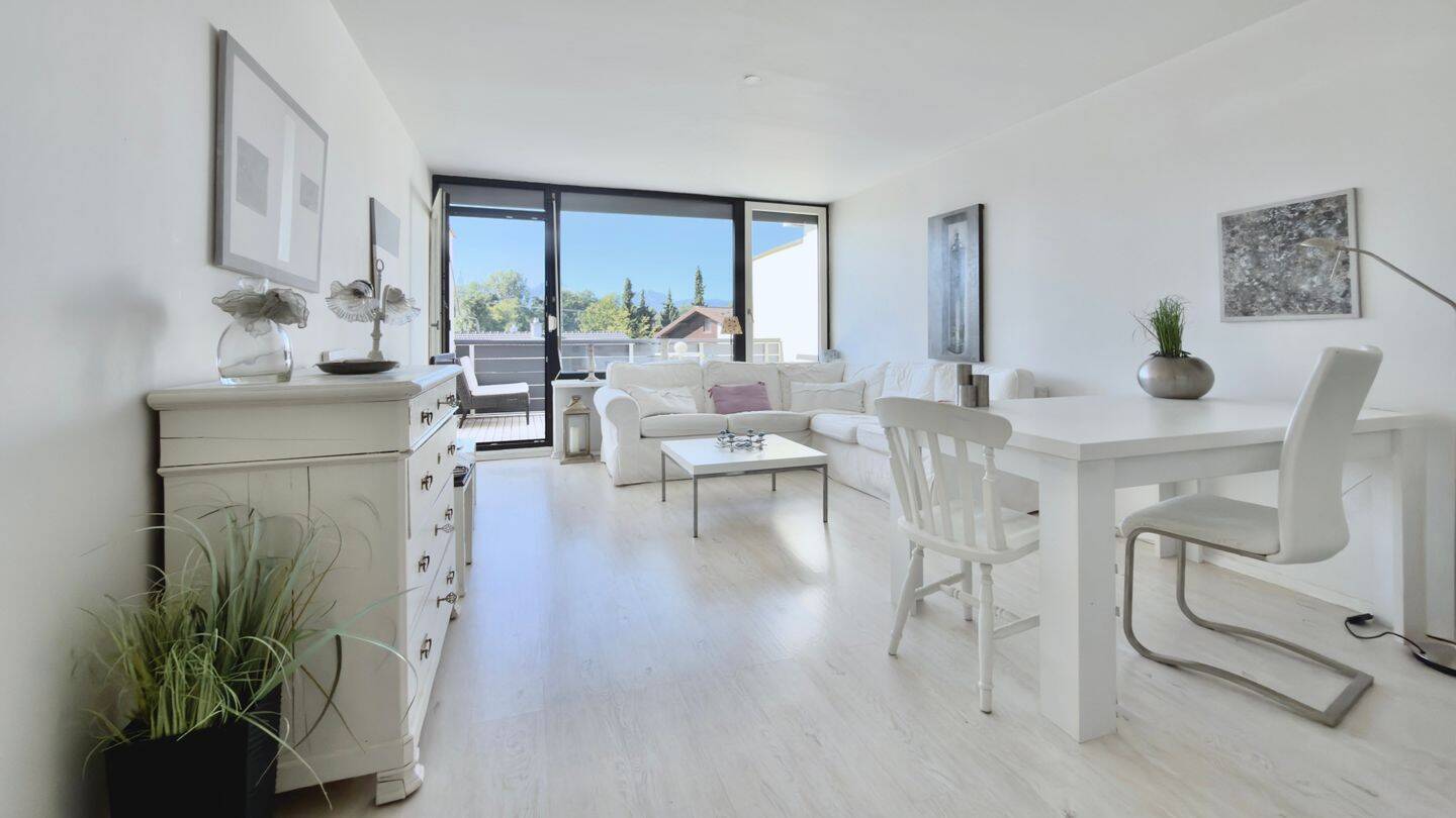 Traum in weiß – attraktive 3-Zimmer Wohnung mit Wohlfühlcharakter und Bergblick, 83026 Rosenheim (Aising Happing Pang Süd)